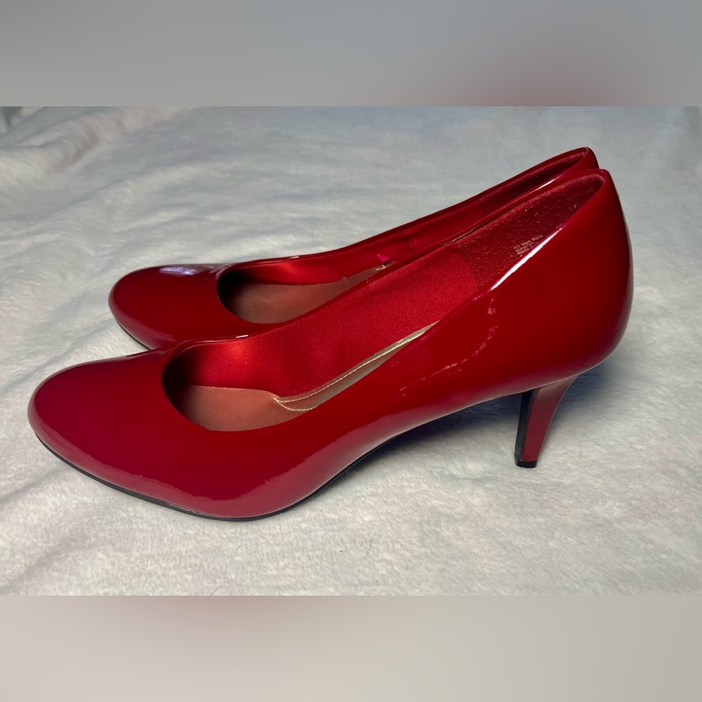 NWOT US 11 Comfort Plus by Predictions Red Patent Pumps Heels